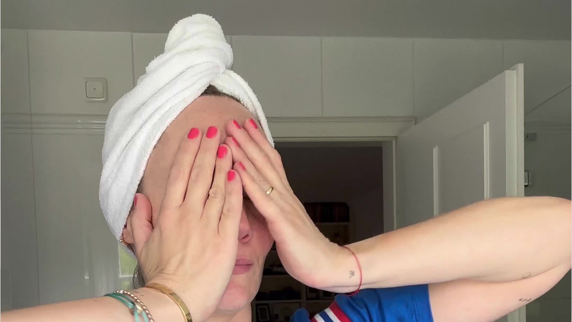 Video-Tutorial: Mit diesen Tipps wirst du lästige Augenringe los | COSMOPOLITAN